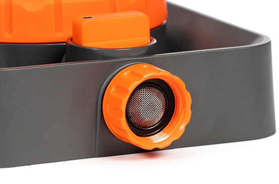 Встроенный металлический фильтр защищает от попадания частиц грязи. Легко промывается под проточной водой.