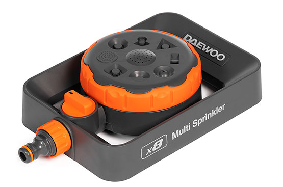 Разбрызгиватель изготовлен из ударопрочного пластика. Яркие прорезиненные накладки делают его хорошо заметным в траве.